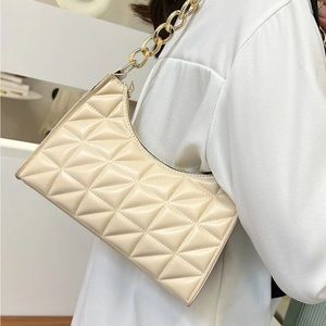 Quilted chain square handbag